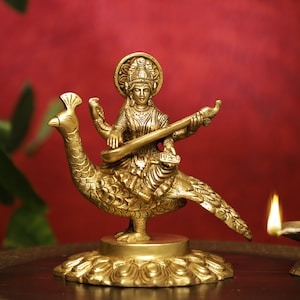 Statue de Saraswati, idole petite statue de Maa Saraswati sur Swan. Déesse hindoue des arts, de la musique et de la connaissance Décor d&#39;autel Murti, Décor de sculpture en laiton