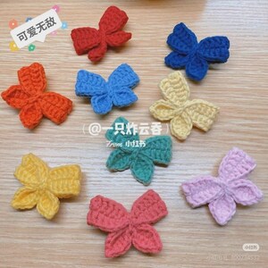 Llavero de lazo de crochet: un bonito y colorido dije hecho a mano, accesorio para bolsos y mochilas.