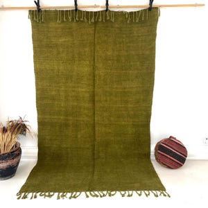 Green Jute Area Rug: 4&#39;8x8&#39;0 ft, Eco-Friendly Farmhouse Rug with Fringe