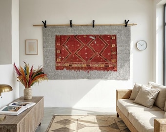 Kilim anatolico vintage da appendere al muro, arte tessile tribale incorniciata, 102 x 168 cm.