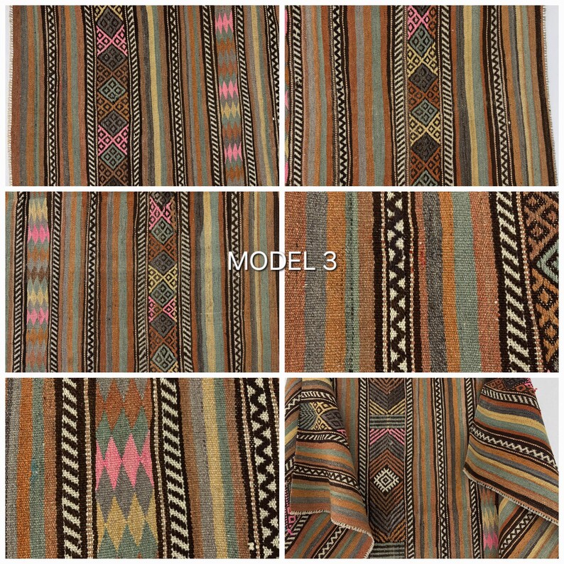 Op de afbeelding: Een geweven textiel met verticale strepen in tinten bruin, beige, blauw en groen, geaccentueerd door geometrische ruitpatronen in roze, geel en groenblauw. De stof toont een herhalende reeks van gestructureerde banden en de tekst MODEL 3.