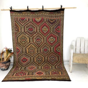 Vintage Turkish Kilim Rug: Handmade Wool Decorative Rug (5’7x8’9 ft)