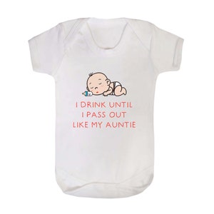 Puede incluir: Un body blanco para bebé con un dibujo animado de un bebé durmiendo con un biberón. El body tiene el texto "I drink until I pass out like my auntie" en rojo.