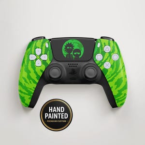 Könnte beinhalten: Ein handbemalter Videospiel-Controller mit einem grünen Wassermuster an den Seiten. In der Mitte befindet sich eine Grafik von zwei Zeichentrickfiguren. Der Controller hat schwarze Akzente und den Text "HAND PAINTED - PREMIUM CUSTOM" auf einem runden Aufkleber.