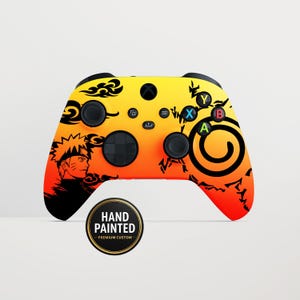 Könnte beinhalten: Handbemalter, individueller Xbox-Controller mit einem Farbverlauf in Orange und Gelb. Mit einer Naruto-Charakterillustration und schwarzen Akzenten. Enthält den Text "HAND PAINTED - PREMIUM CUSTOM" auf einem runden Emblem.