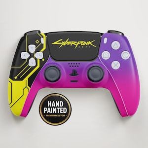 Op de afbeelding: Een op maat geschilderde videogamecontroller met een zwarte bovenkant en een gradiënt van paars naar roze aan de onderkant. De controller heeft de tekst "Cyberpunk 2077" in geel en een sticker "Hand Painted - Premium Custom".