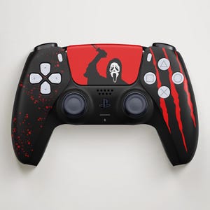 Può includere: Un controller per videogiochi wireless nero con un pannello centrale rosso raffigurante la sagoma nera di una figura mascherata che impugna un coltello. Il lato sinistro presenta schizzi di vernice rossa, mentre il destro tre graffi verticali.