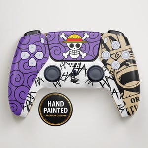 Può includere: Un controller per videogiochi dipinto a mano con un design viola e bianco. Il controller presenta un logo a teschio e ossa incrociate, il testo "HA" e le parole "HAND PAINTED - PREMIUM CUSTOM" su un adesivo nero e oro.