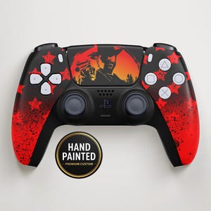 Puede incluir: Mando de videojuegos negro y rojo pintado a mano. El mando presenta un diseño con un vaquero y una escena de puesta de sol. Patrones de estrellas rojas y salpicaduras adornan los lados. El texto "HAND PAINTED - PREMIUM CUSTOM" está en una pegatina dorada y negra.
