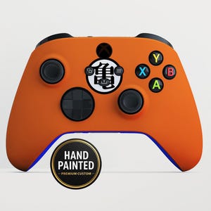 Puede incluir: Un letrero de madera rústica con el texto "Welcome to our home" en letras blancas. El letrero presenta un acabado envejecido y un diseño simple y acogedor, perfecto para un porche o entrada.