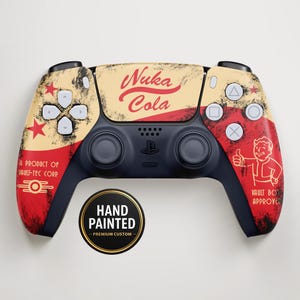 Può includere: Una tazza di ceramica bianca con manico nero e la scritta "But First, Coffee" in nero, con un carattere a mano. La tazza è su una superficie bianca.