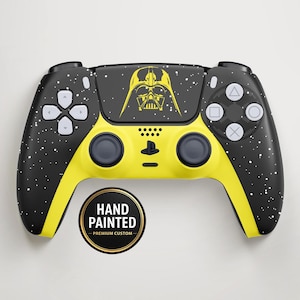Può includere: Un controller per videogiochi nero e giallo dipinto a mano con un design di Darth Vader. Il controller ha dettagli bianchi sui pulsanti e un motivo a stelle. Un adesivo circolare recita "Hand Painted - Premium Custom".