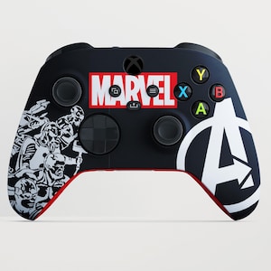 Op de afbeelding: Zwarte Xbox-controller met een Marvel Avengers-ontwerp. De controller heeft een rode rand, het Marvel-logo en het Avengers-symbool in wit. Een zwart-wit afbeelding van Marvel-personages staat aan de linkerkant.