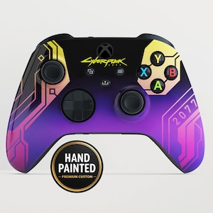 Puede incluir: Mando de Xbox pintado a mano con un diseño degradado negro, morado y amarillo. El mando presenta el texto "Cyberpunk 2077" y "2077", junto con el logotipo de Xbox y los indicadores de los botones. Una pegatina circular dice "Pintado a mano - Personalizado Premium".