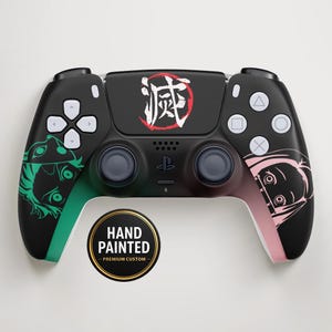 Puede incluir: Mando de videojuego negro pintado a mano con un diseño personalizado. El mando presenta un degradado de verde y rosa, ilustraciones de personajes y texto japonés. Una pegatina circular dice "Hand Painted - Premium Custom."