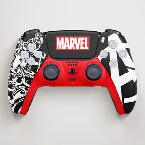 Pode incluir: Um controle de videogame vermelho, preto e branco com tema Marvel. O controle apresenta o logotipo da Marvel, gráficos de personagens e um layout de botões padrão. O design inclui uma parte superior preta, alças vermelhas e detalhes brancos.