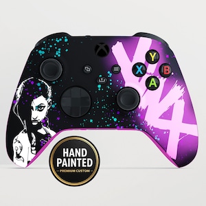 Może przedstawiać: Niestandardowy, ręcznie malowany kontroler Xbox z czarno-fioletowym wzorem. Zawiera ilustrację postaci po lewej stronie i cyfrę "4" po prawej stronie. Kontroler ma turkusowe i fioletowe akcenty w postaci rozprysków oraz naklejkę "Hand Painted".