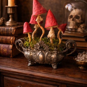 Gesponnene Baumwoll-Amanita-Pilz-Statue mit antikem französischen Übertopf