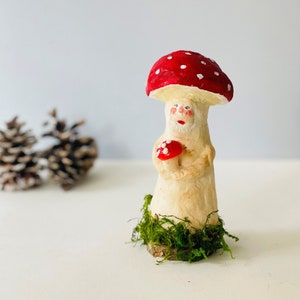 Weihnachtsmärchen Großer Fliegenpilz mit einem Gesicht, gesponnene Baumwolle OOAK Pilzdekoration, handgemachtes Vintage inspiriertes Pilzweihnachtsspielzeug