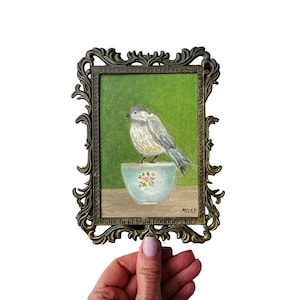 Pintura al óleo vintage con marco ornamentado sobre lienzo, pájaro en taza, enmarcada ovalada, firmada, naturaleza muerta, pintura al óleo original, pájaro y taza de té, decoración de cocina