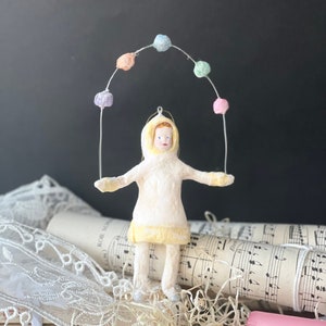 Boule de neige jonglant en coton filé avec décoration de Noël, poupée victorienne allemande en coton filé, décoration antique d'inspiration en coton filé