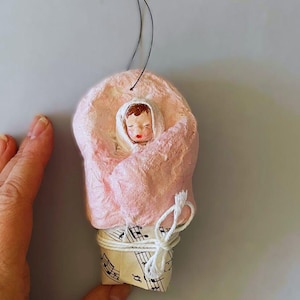 Baby-Ornament aus gesponnener Baumwolle: Vintage inspiriertes erstes Weihnachtsdekor