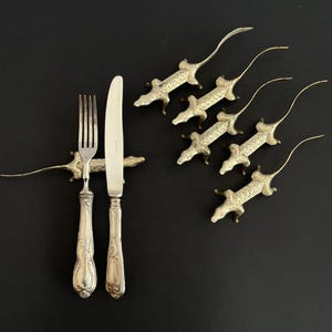 Antico set di 6 poggiacoltelli a forma di coccodrillo, set di 6 poggiaposate in ottone massiccio stile Art Déco, portaposate in ottone francese raro