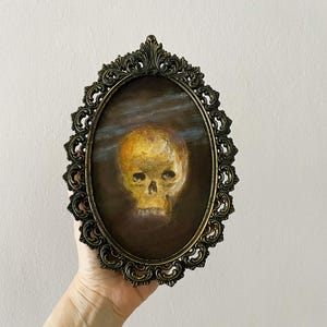 Obraz olejny z czaszką w ozdobnej ramie w stylu vintage, mroczny i nastrojowy włoski owalny obraz olejny z czaszką, dekoracja ścienna do galerii gotyckiej, Dark Academia Art
