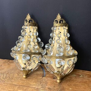 Antikes Paar Kristall-Wandleuchten, zwei Kristall-Montgolfischer-Wandleuchter goldene Krone im Empire-Stil, Paar italienische Kristalltropfen-Wandleuchter
