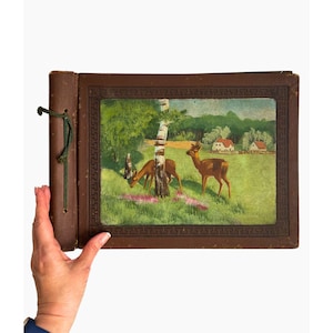 Album fotografico di famiglia in stile Art Déco antico con copertina con scena di cervo rustico, album fotografico di famiglia italiano d'epoca con scena di campagna e bosco