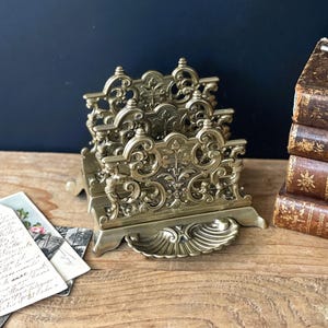 Bandeja porta cartas de latón vintage con forma de concha, organizador de escritorio ornamentado de estilo victoriano, decoración de oficina, organizador de biblioteca, clasificador de correo para entrada.
