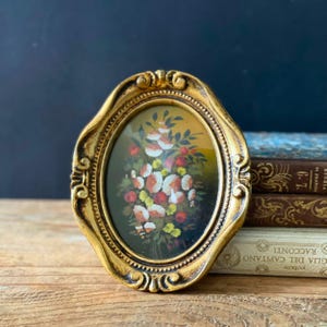 Pintura al óleo original italiana firmada vintage con flores, marco ovalado, pintura de ramo de flores, marco de madera ornamentado, decoración de tocador para colgar en la pared.