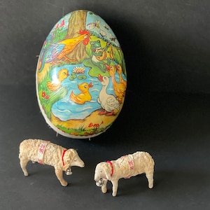Scatola per uova di Pasqua vintage in cartapesta di grandi dimensioni in Germania con set di 2 pecore, statuette di pecore in cotone filato fatte a mano con grande scatola per uova di carta