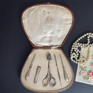 Set da cucito in argento in stile vittoriano antico nella custodia originale, set di utensili italiani in scatola, strumenti per cucire e ricamare, regalo per gli amanti del cucito