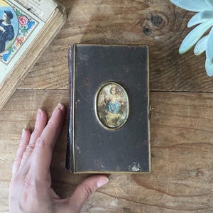 Antikes deutsches 1872er Jahre Gebetsbuch mit verzierter Bindung, viktorianisches gotisches Buch des gemeinsamen Gebets-Messingverschluss, katholisches christliches Gebetsbuch