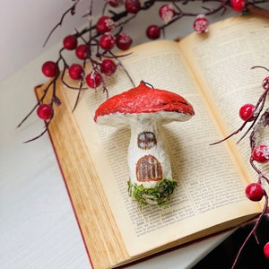 Gesponnene Baumwollpilz-Märchen-großes Fliegenpilzhaus, OOAK-Pilzpilz-Dekoration, Vintage inspirierter Weihnachtsdekor-Pilz
