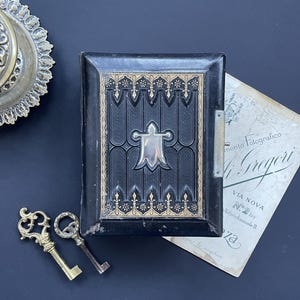 Album fotografico antico vittoriano con rilegatura in pelle decorata con dettagli in argento e oro, piccolo album fotografico francese in stile gotico scuro accademico.