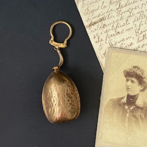 Porta ditale in ottone antico a forma di noce, kit da cucito e ditale da collezione a forma di noce, raro set di strumenti da cucito per viaggi Grand Tour