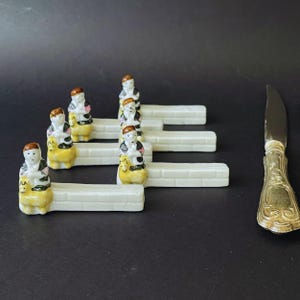 Set vintage di 6 poggiacoltelli in porcellana francese, poggiaposate in stile Art Déco, ragazzo con cane, portaposate in porcellana smaltata da collezione