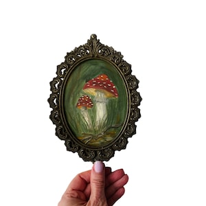 Dipinto a olio originale di funghi rossi in cornice ovale italiana d'epoca, funghi nella foresta, dipinto a olio, cornice ornata, decorazione di Halloween
