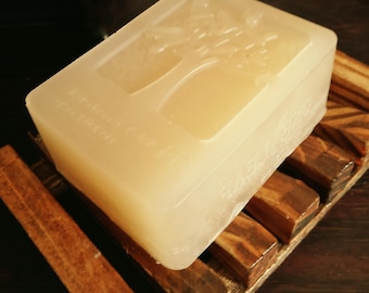 Savon médicinal aux herbes, huiles de neem, d'eucalyptus, de mélisse, de camomille et d'arbre à thé, à base de miel