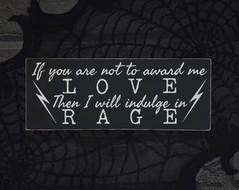 Może przedstawiać: Prostokątny czarny znak z białym tekstem o treści: If you are not to award me LOVE Then I will indulge in RAGE. Znak zawiera białe grafiki błyskawic po lewej i prawej stronie oraz białe napisy wykonane mieszanką czcionek skryptowych i szeryfowych.