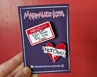 Hello, I'm not Okay Pin Abzeichen Set - Revenge Emo Holz Pin Badge MCR