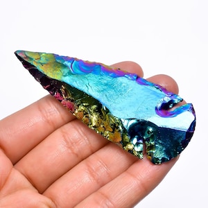 Pietra opalite grezza a forma di punta di freccia rivestita in titanio 84X31X8 mm Cristallo opalite aura da 94 carati Opalite rivestita in titanio metafisica