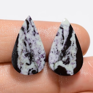 Paire de cabochons en kemmererite naturelle Paire de pierres précieuses en kemmererite 20 x 11 x 4 mm 22 carats Belle paire de kemmererite en forme de poire pour faire des boucles d'oreilles