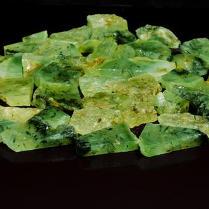 Fetta di prehnite naturale, prehnite grezza grezza, pietra preziosa sciolta Prehnite grezza, prehnite grezza, fetta di pietra preziosa prehnite dimensioni 20-45 mm