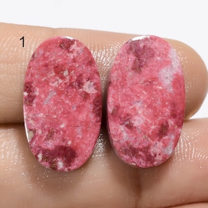 Natürliches Rosa Thulit Cabochon Paar Rosa Thulit Edelstein Paar Schönes Rosa Thulit Paar, Steinpaar zur Herstellung von Ohrringen (Paare wie abgebildet
