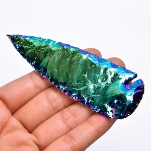 Pietra grezza di opalite rivestita in titanio a forma di punta di freccia 98X32X6 mm 125 carati di cristallo di opalite aura metafisica rivestita in titanio