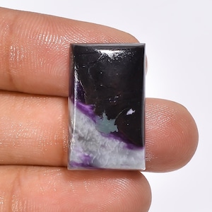 Pietra preziosa naturale di Kemmererite forma rettangolare Cabochon di Kemmererite 23X14X6 mm Pietra di cristallo di Kemmererite da 26 carati per la creazione di gioielli