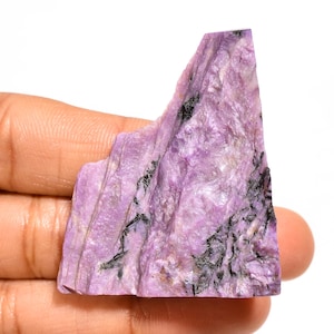 Fetta di Charoite naturale Fetta di pietra preziosa Fetta grezza di Charoite Fetta grezza di Charoite di forma fantasia 46X40X14 mm 108 Crt Charoite per la creazione di gioielli